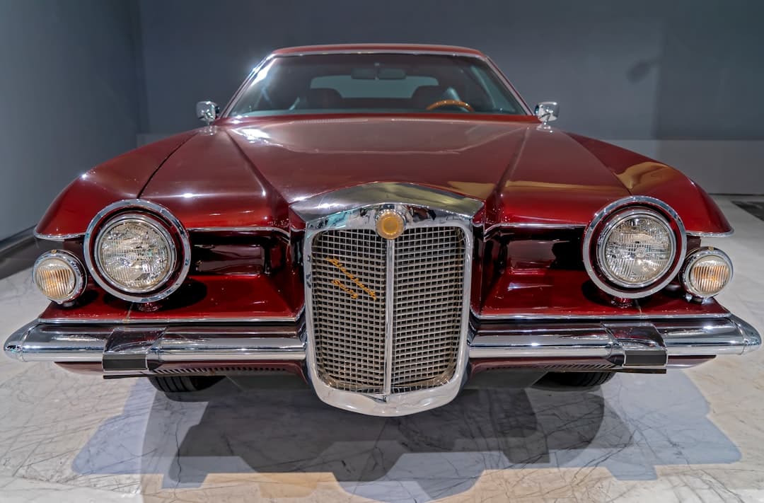 Klassisk amerikansk bil i profil