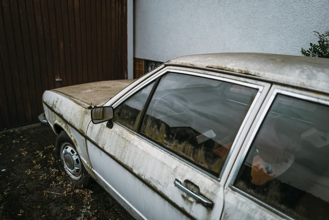 Garage med bilar under arbete